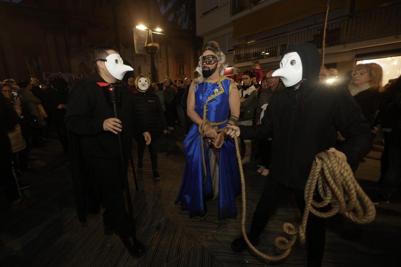 Death accompanies King Carnestoltes during Carnival's burial ceremony in Vilanova i la Geltrú on February 22, 2023