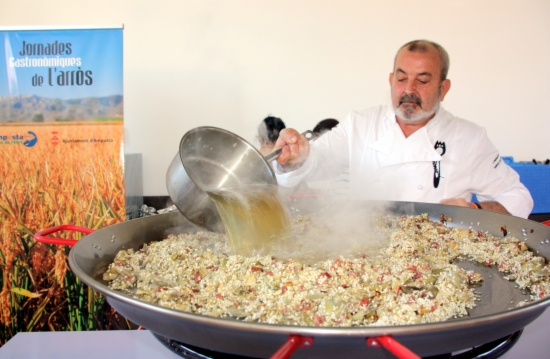 A cook preparing a paella in Amposta on October 1, 2015