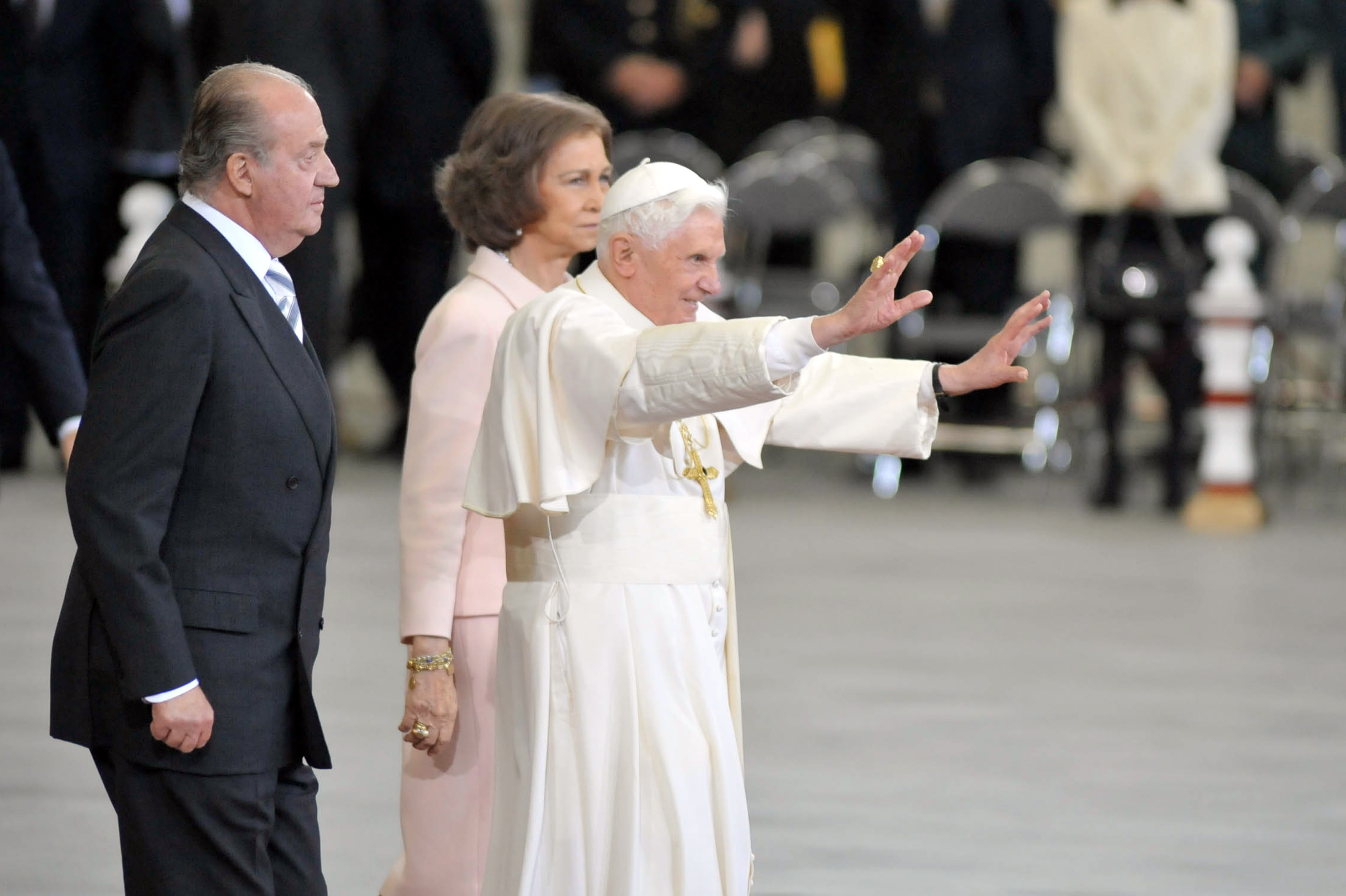 Benedict XVI accompanied by the Kings of Spain waves goodbye to those at El Prat airport