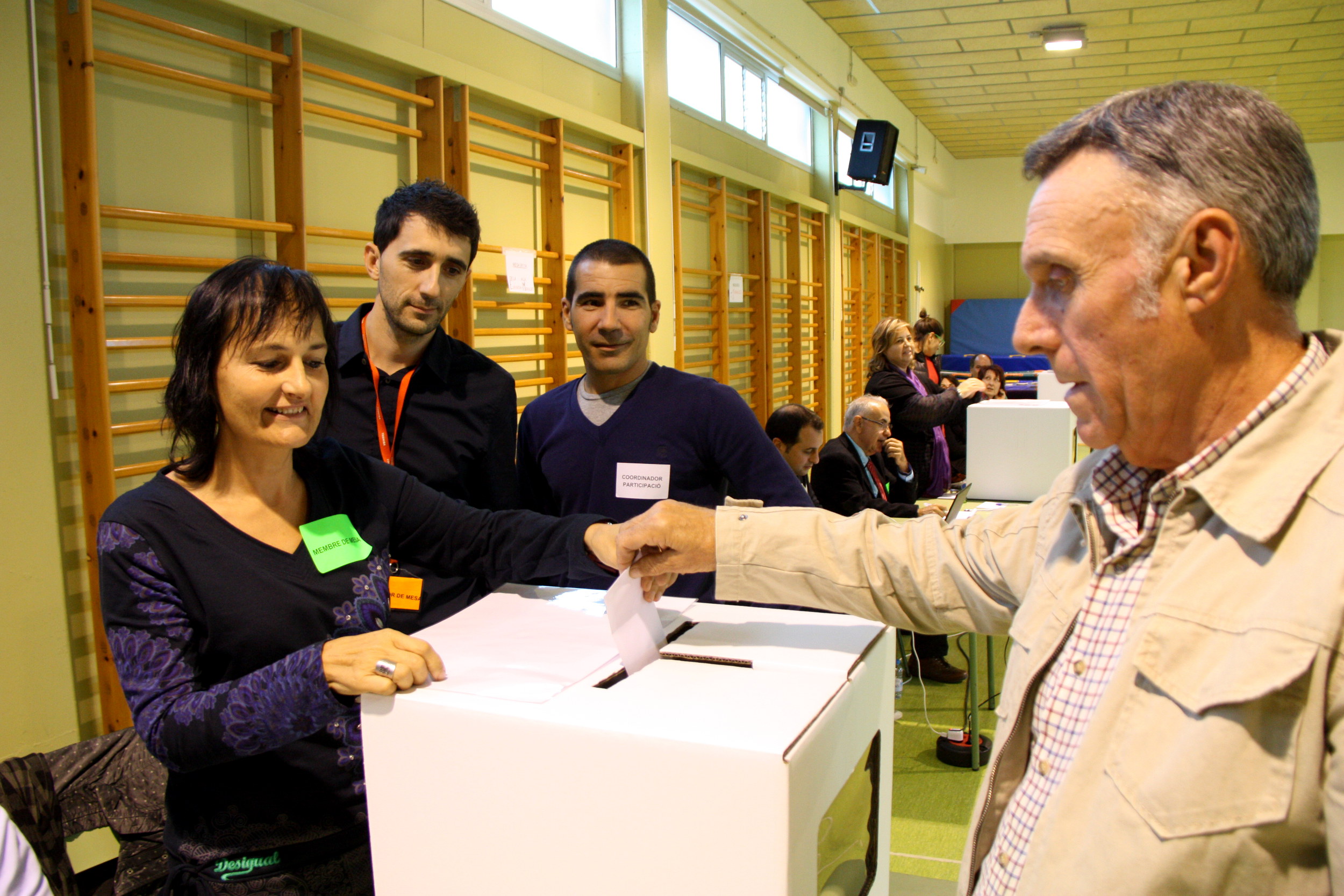 A Perelló resident, in southern Catalonia, votes on November 9, 2014 during the 2014 independence vote in the IES Blanca d'Anjou school