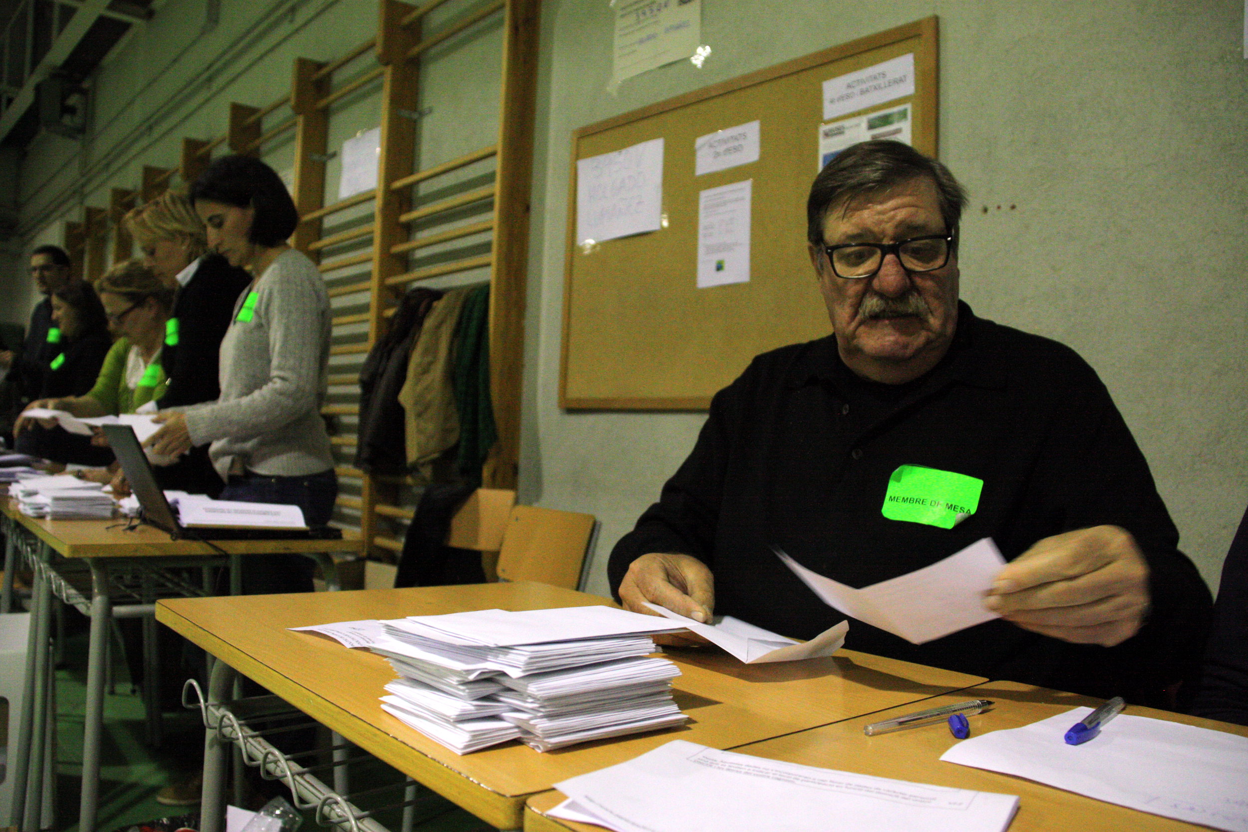A member of the election bureau in a voting station opens the ballots on November 9, 2014 during the self-determination vote